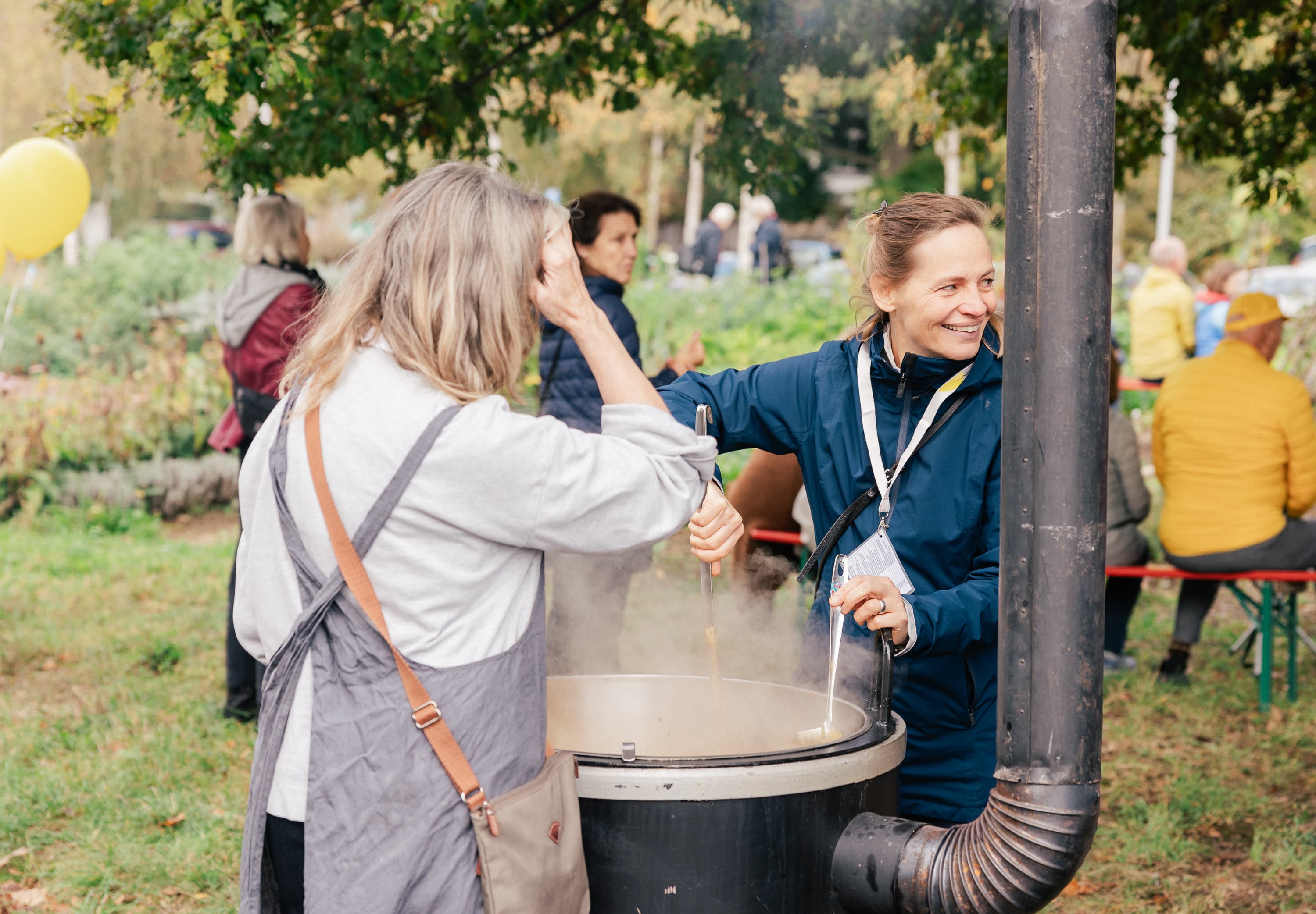 Frauen kochen in einer Gulaschkanone Suppe