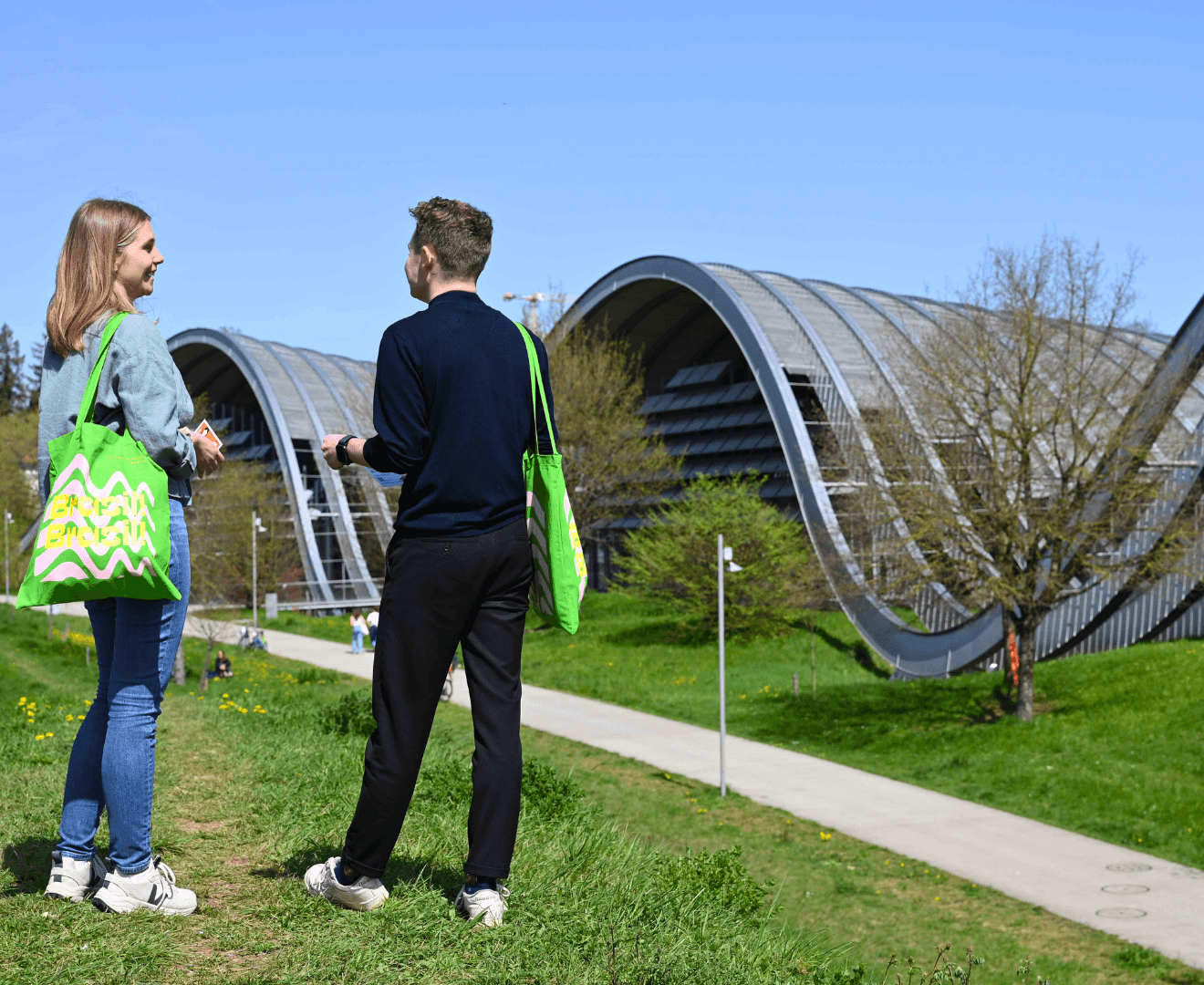 Zwei Menschen vor dem Zentrum Paul Klee