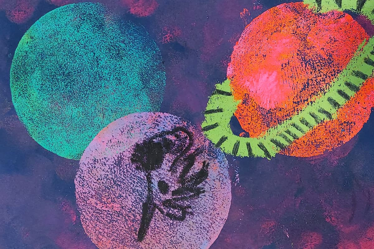 Drei leuchtende Planeten sind auf einem lila eingefärbten Hintergrund
