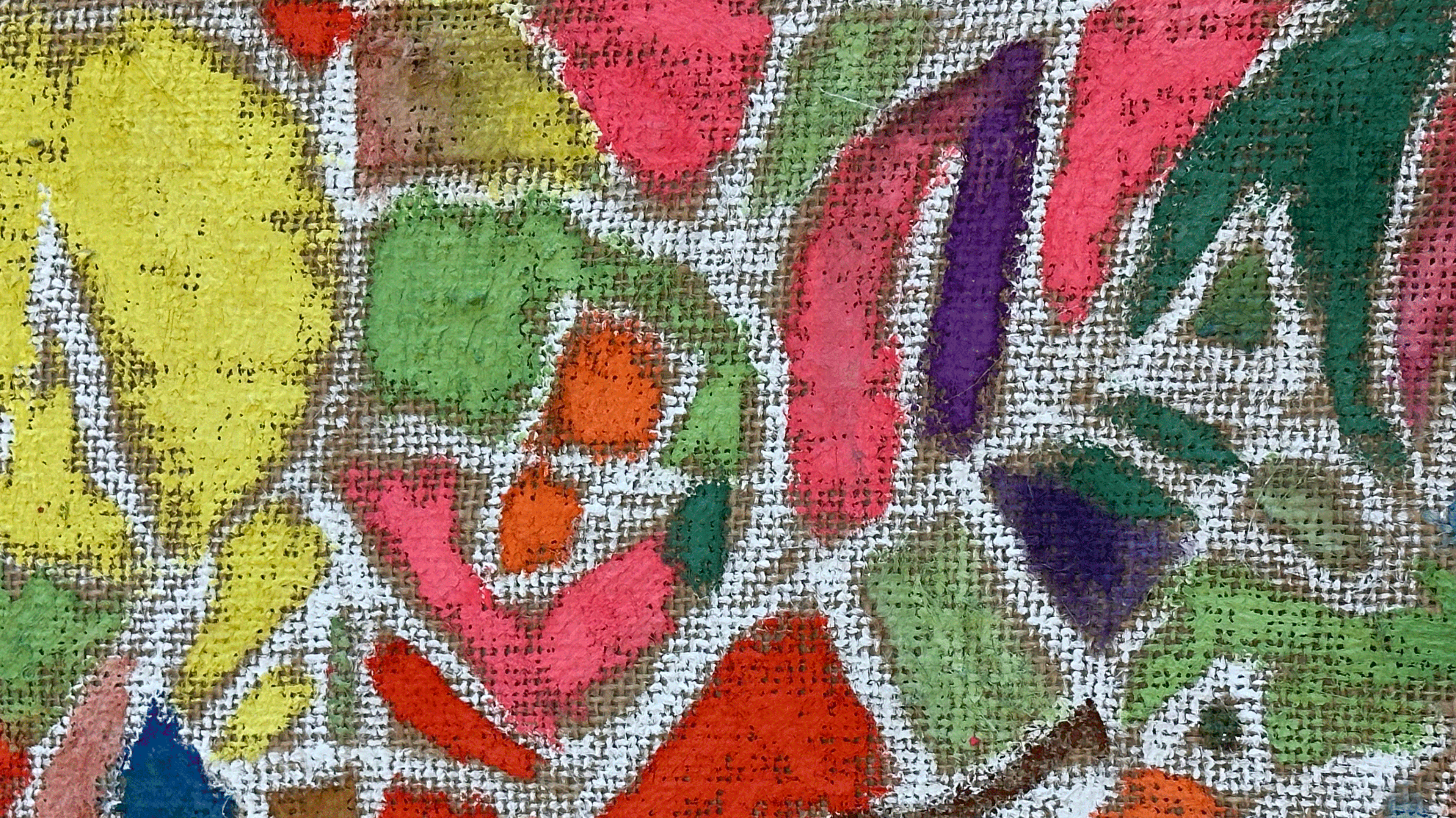 Mit Kreide auf Jute gestaltetes Werk, auf dem in warmen Farben des Sommers unterschiedliche Flächen gestaltet sind.