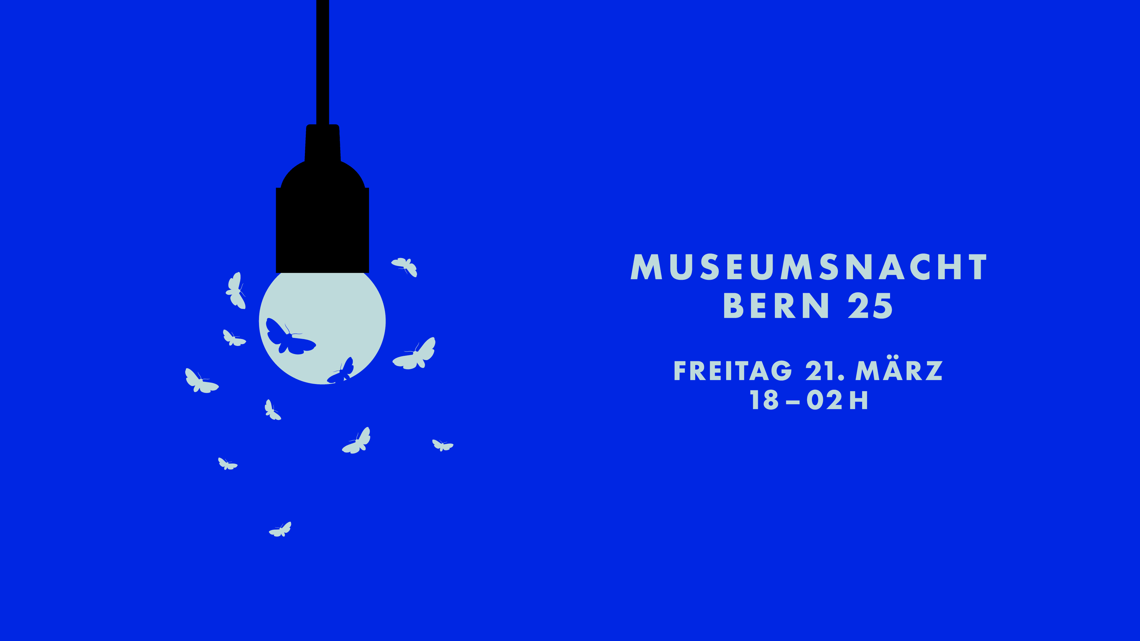 Auf einem blauen Hintergrund ist in der linken Bildhälfte eine Glühbirne mit Schmetterlingen und in der rechten Bildhälfte der Schriftzug "Museumsnacht Bern 25" zu sehen