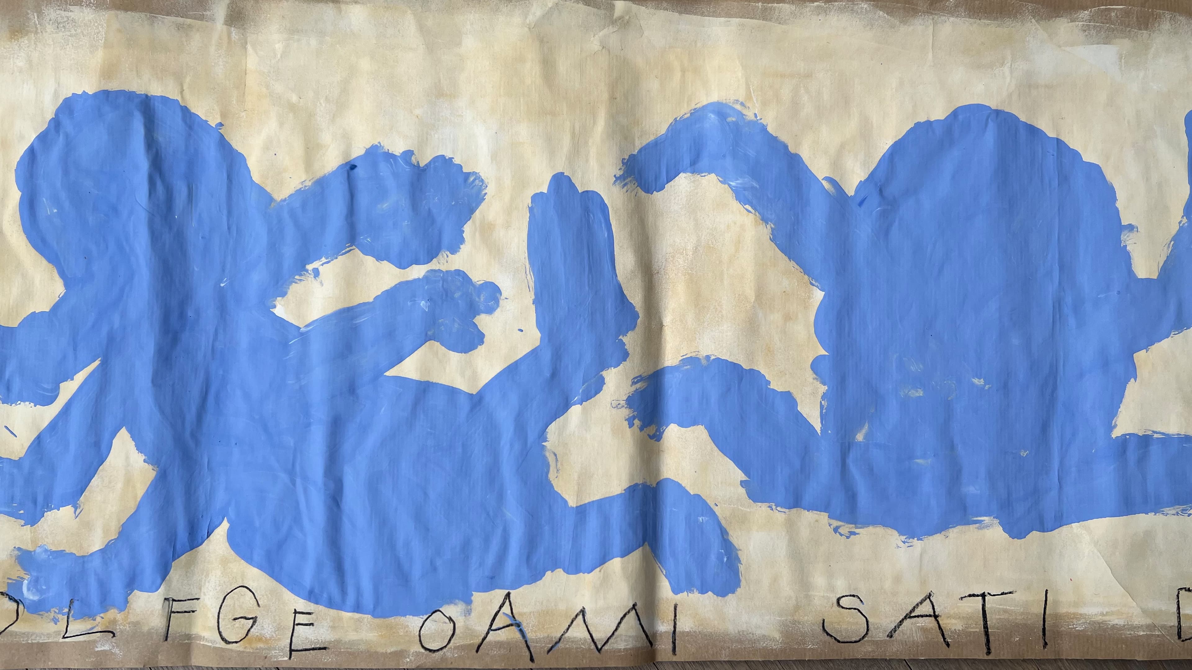 Zwei blaue Fabelwesen sind auf dem querformatigen Werk auf Papier platziert.