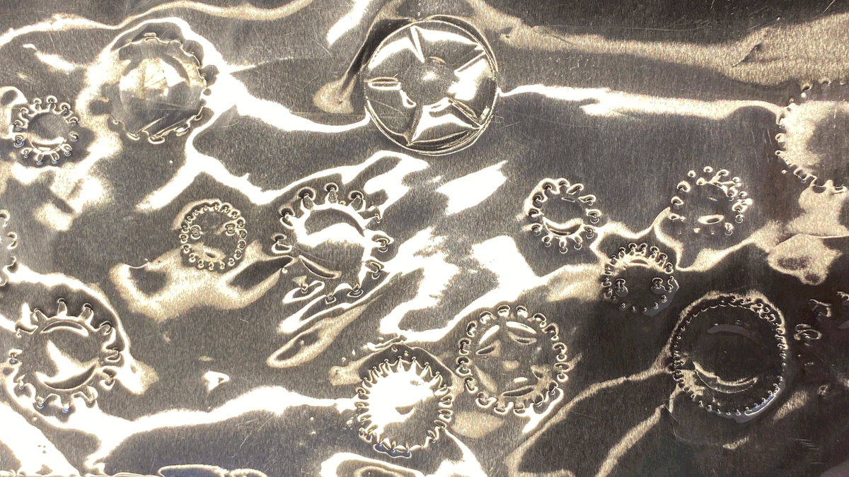 Ein glänzendes Kunstwerk aus silberner Metallfolie.