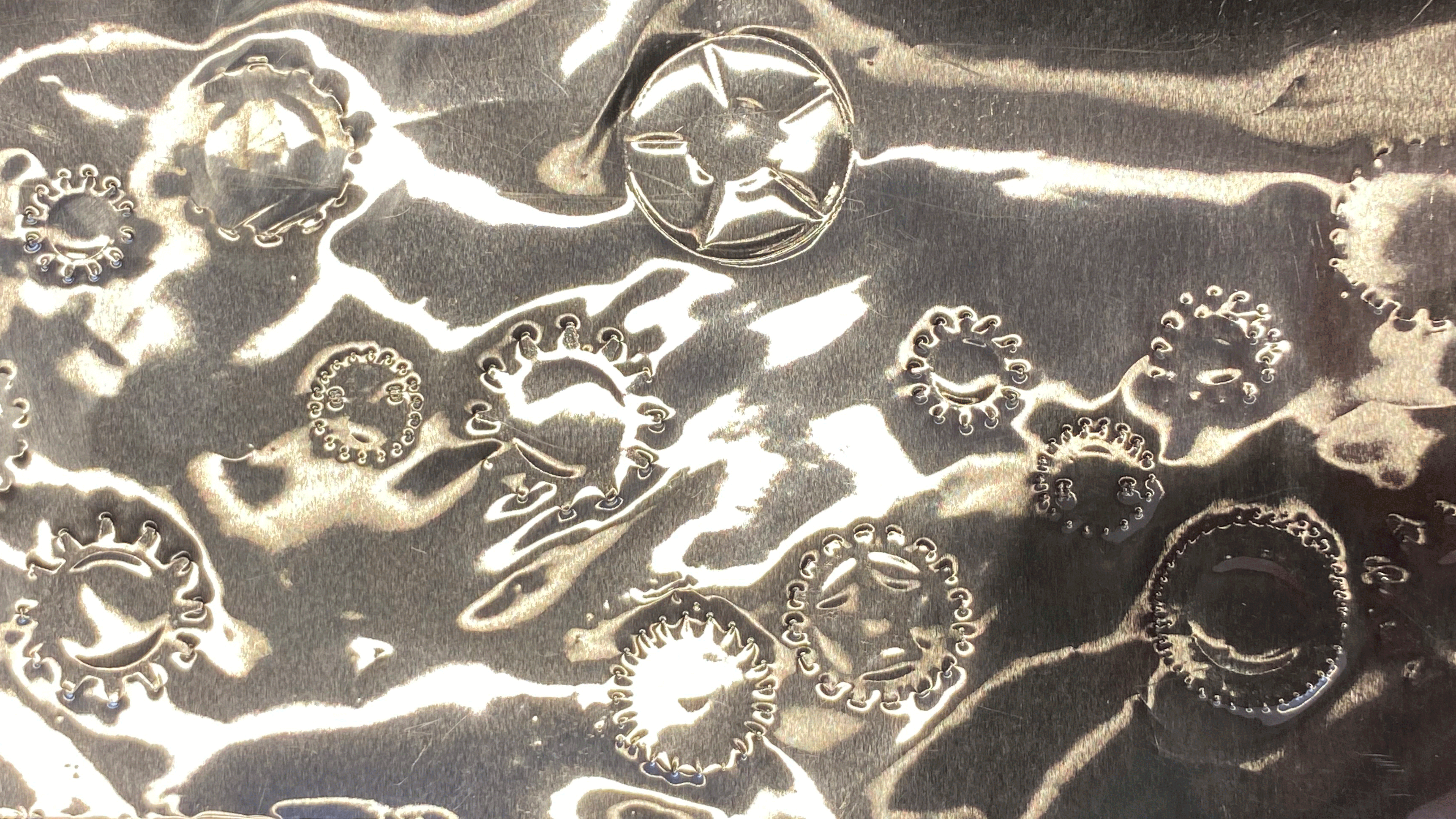 Ein glänzendes Kunstwerk aus silberner Metallfolie.