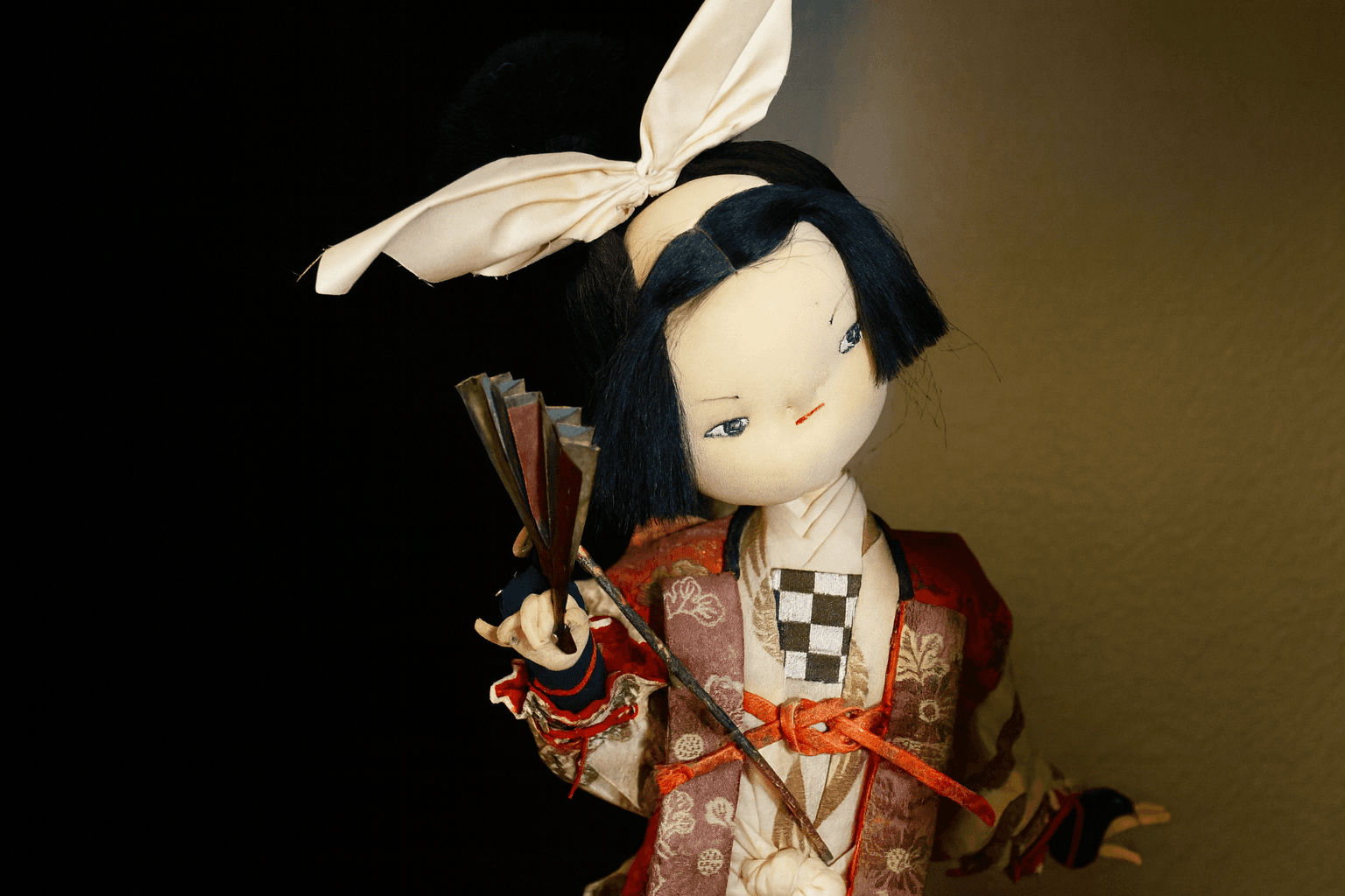 Eine Puppe aus dem japanischen Märchen „Momotaro – Der Pfirsichjunge“.