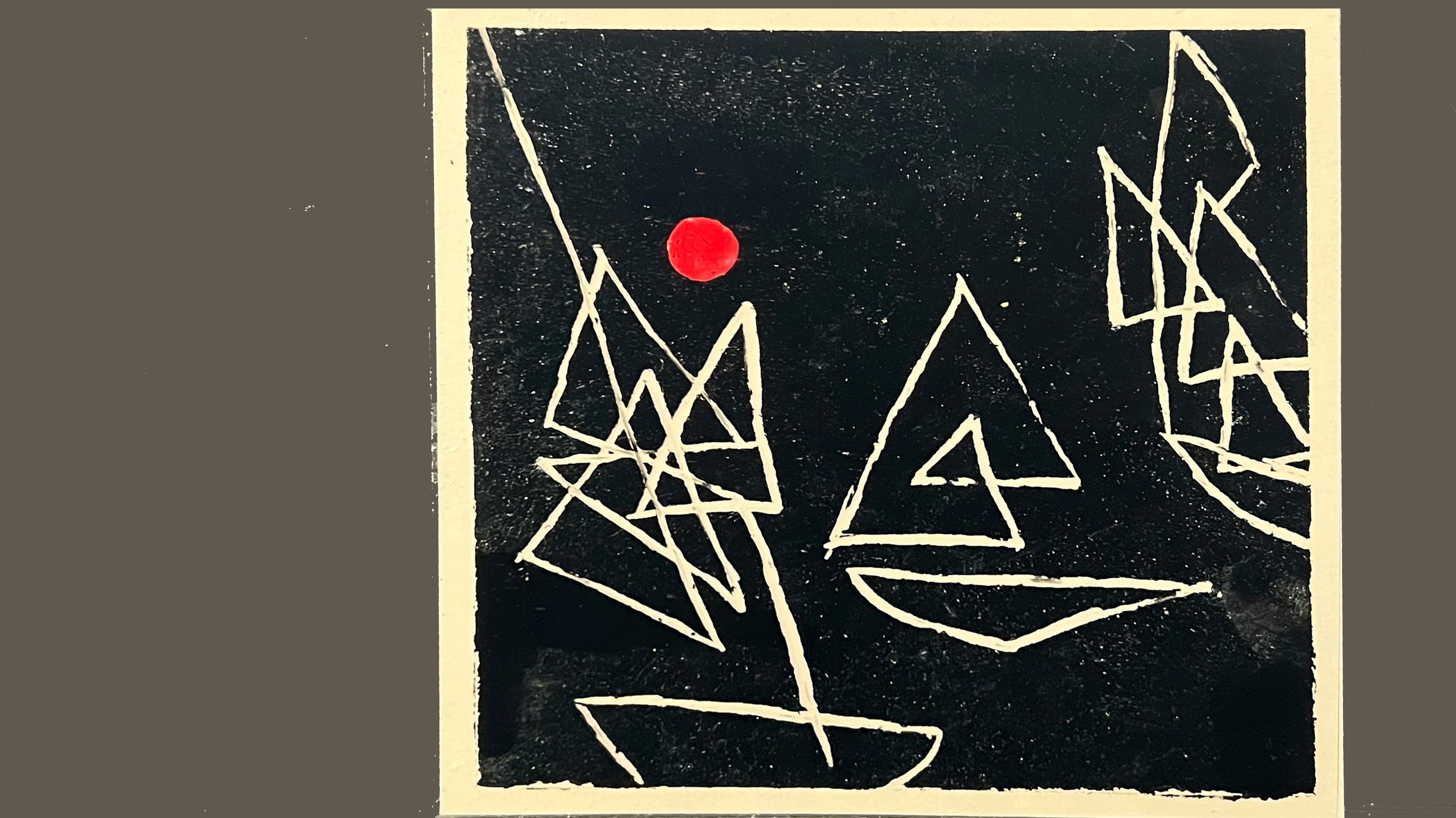 Auf schwarzem Malgrund sind in einfachen geometrischen Formen Segelboote eingeritzt, darüber ein roter Punkt