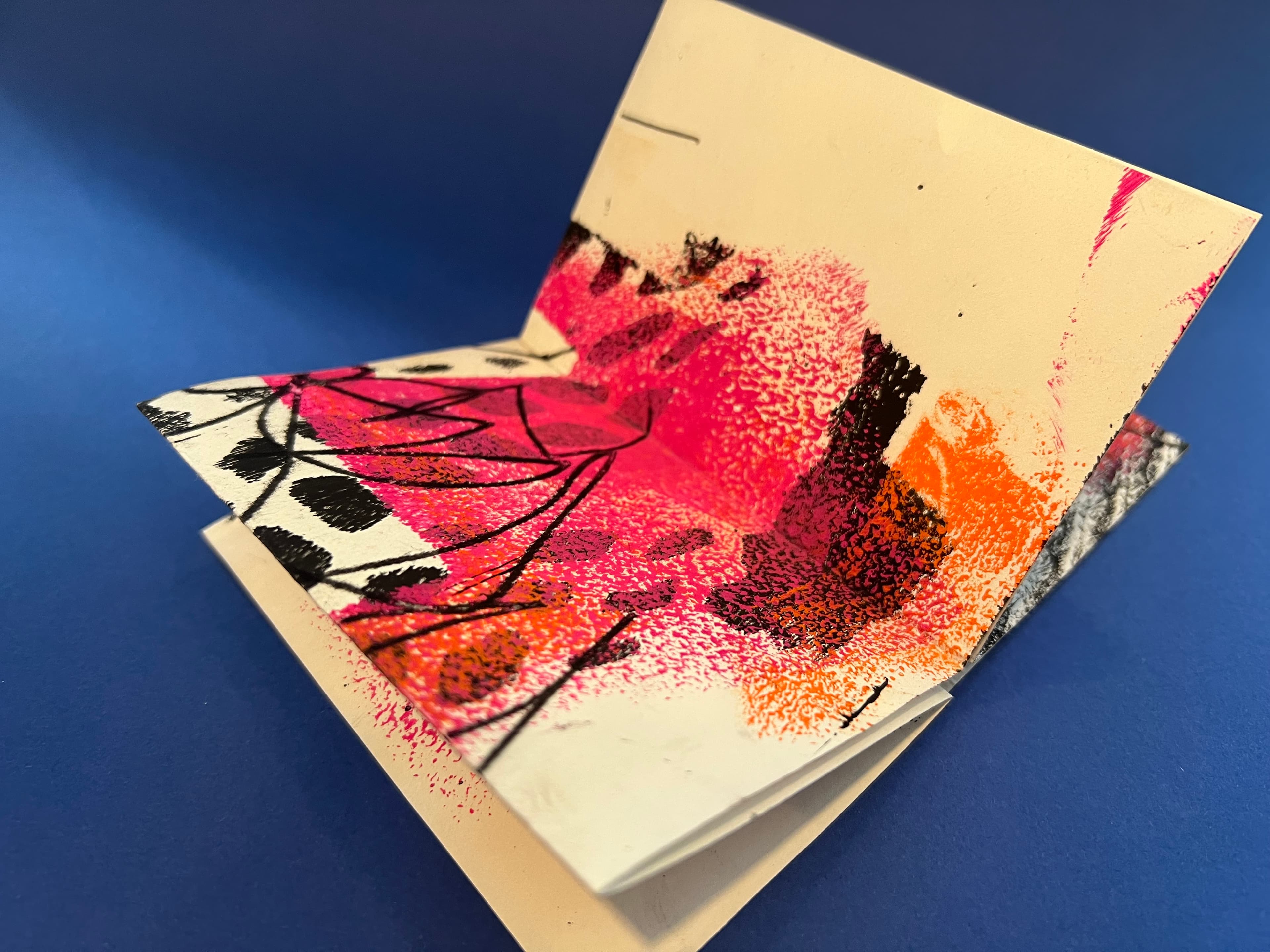 Auf blauem Hintergrund ist ein Leporello aufgeklappt zu sehen