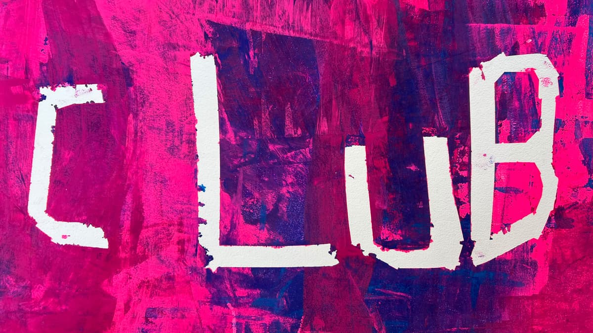 auf pinkem Hintergrund mit dunkelblauen Akzenten ist das Wort "Club" in kindlichen Buchstaben geschrieben