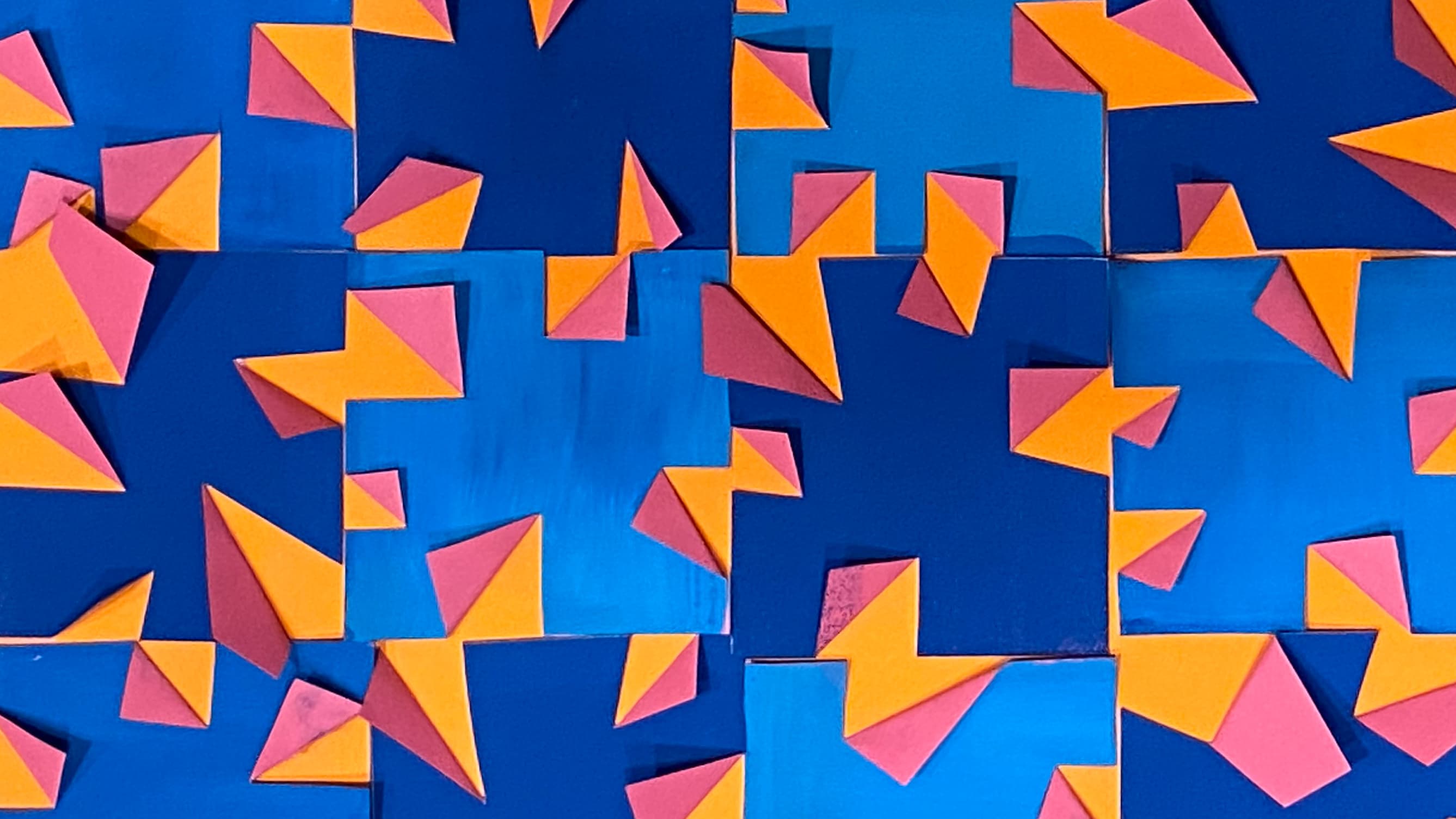 Ein gestaltetes Kunstwerk aus Papier und in Blautönen mit vielen eingeschnittenen Ecken.