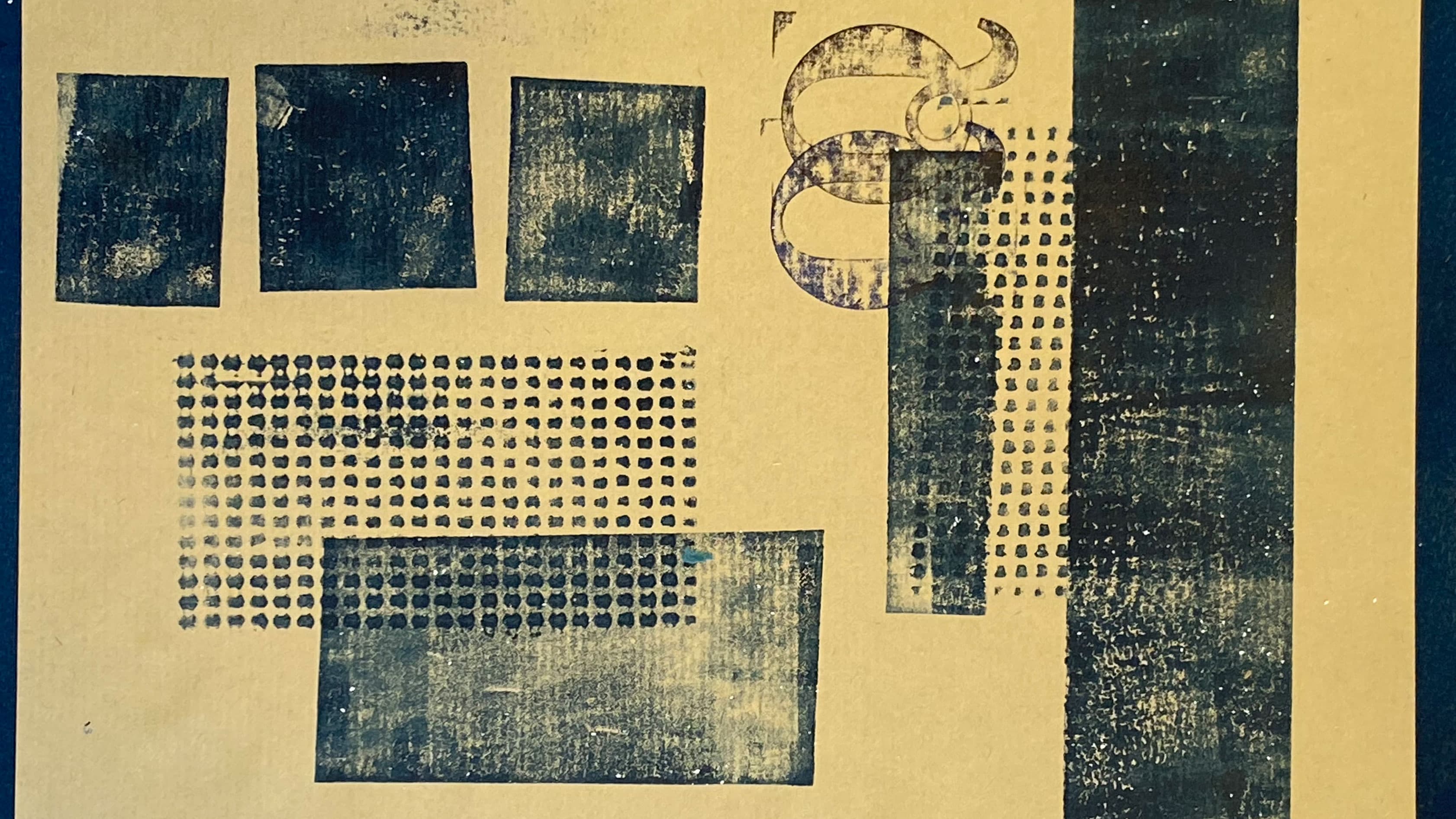 Ein gedrucktes Werk aus geometrischen Formen und dunklem Blaugrau.