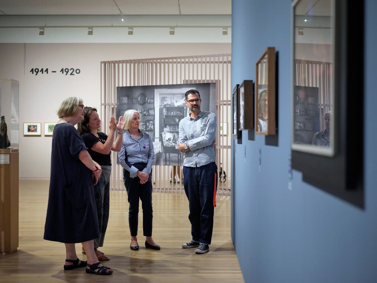 Bilderclub vor einem Klee Werk