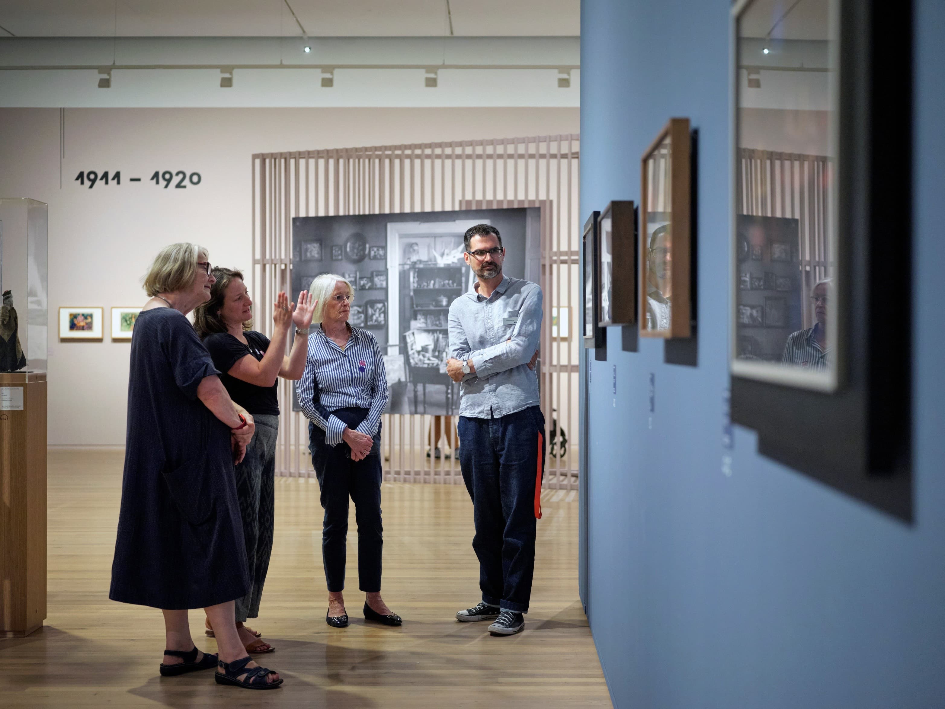 Bilderclub vor einem Klee Werk