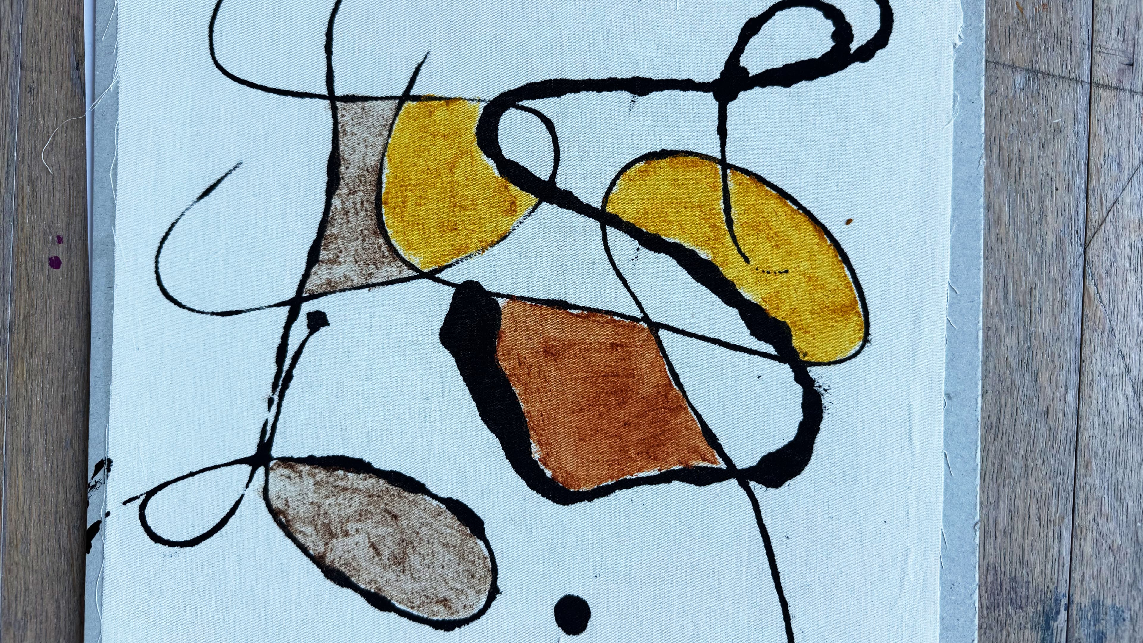 Auf weissem Stoff sind schwarze Linien gemalt, Flächen in Gelb, Orange und Braun gefärbt.