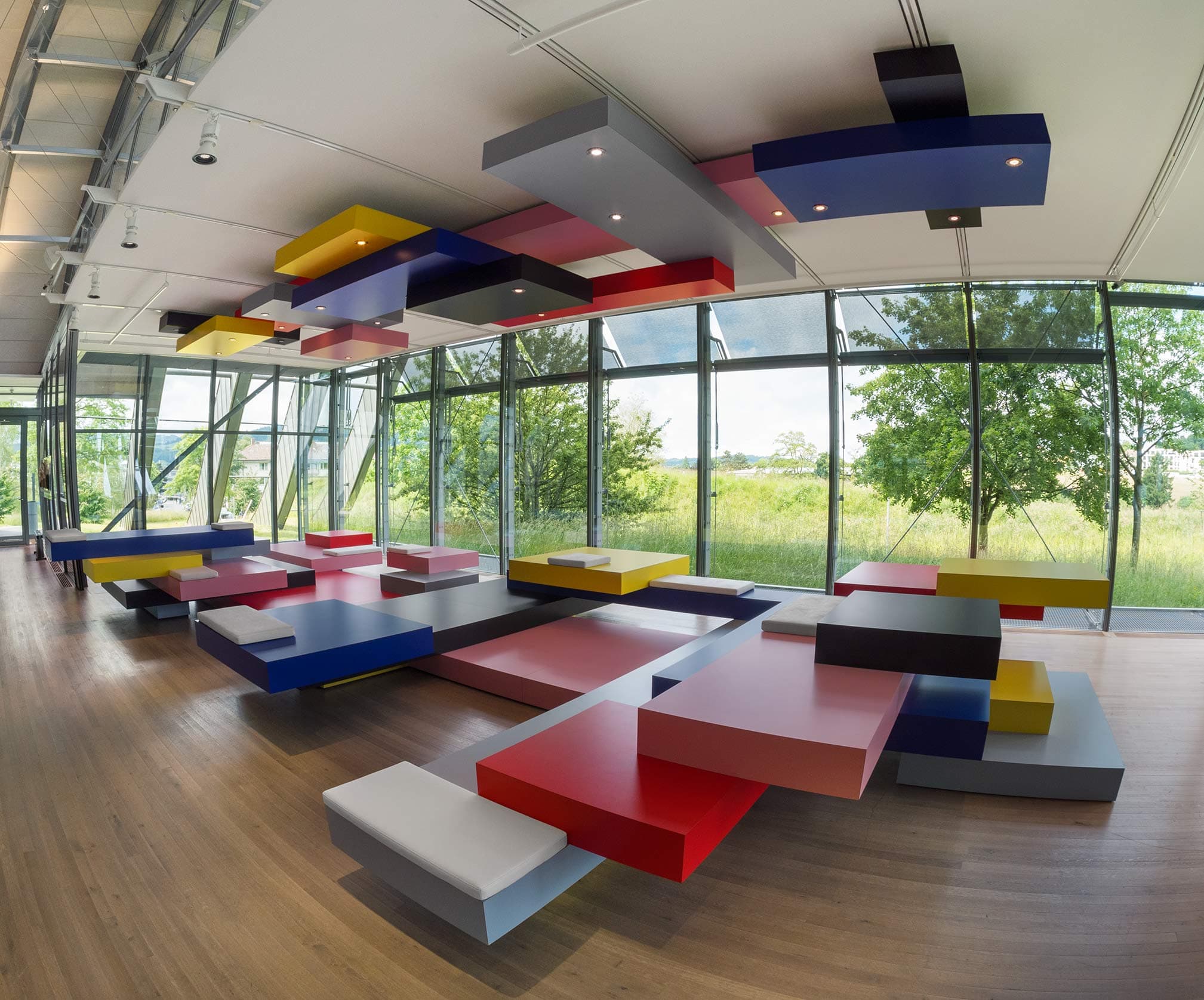"Module #4" eine begehbare Kunstinstallation von Lang/Baumann im Zentrum Paul Klee. Das Werk besteht aus einer Vielzahl unterschiedlich grosser Blöcke in verschiedenen Farbtönen, die versetzt zueinander mittig im Raum aufgeschichtet wurden; eine zweite, ähnlich geschichtete Gruppe hängt kopfüber an der Decke. Dieses Ensemble bildet einen kräftigen Farbraum.