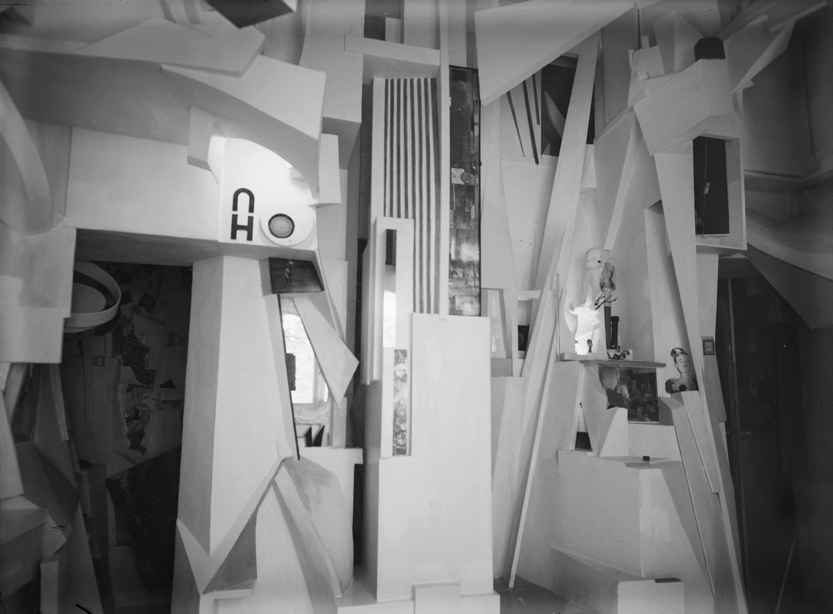 Foto des Merzbaus von Kurt Schwitters