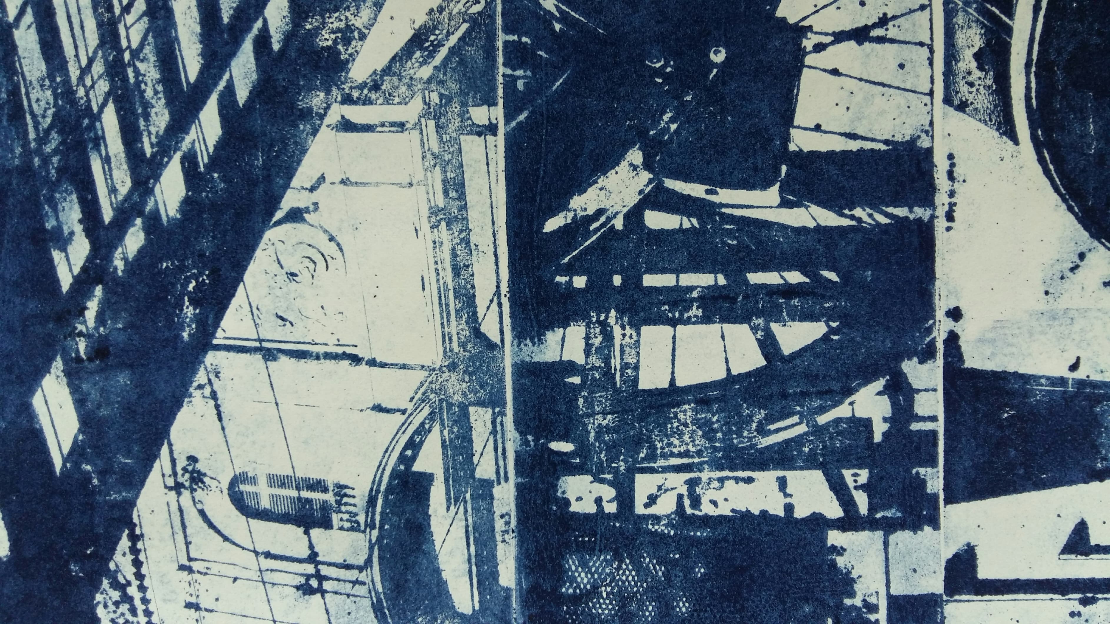 Ein Werk aus drei zusammenhängenden Werken in Blautönen mit der Technik der Papierlithografie gestaltet.