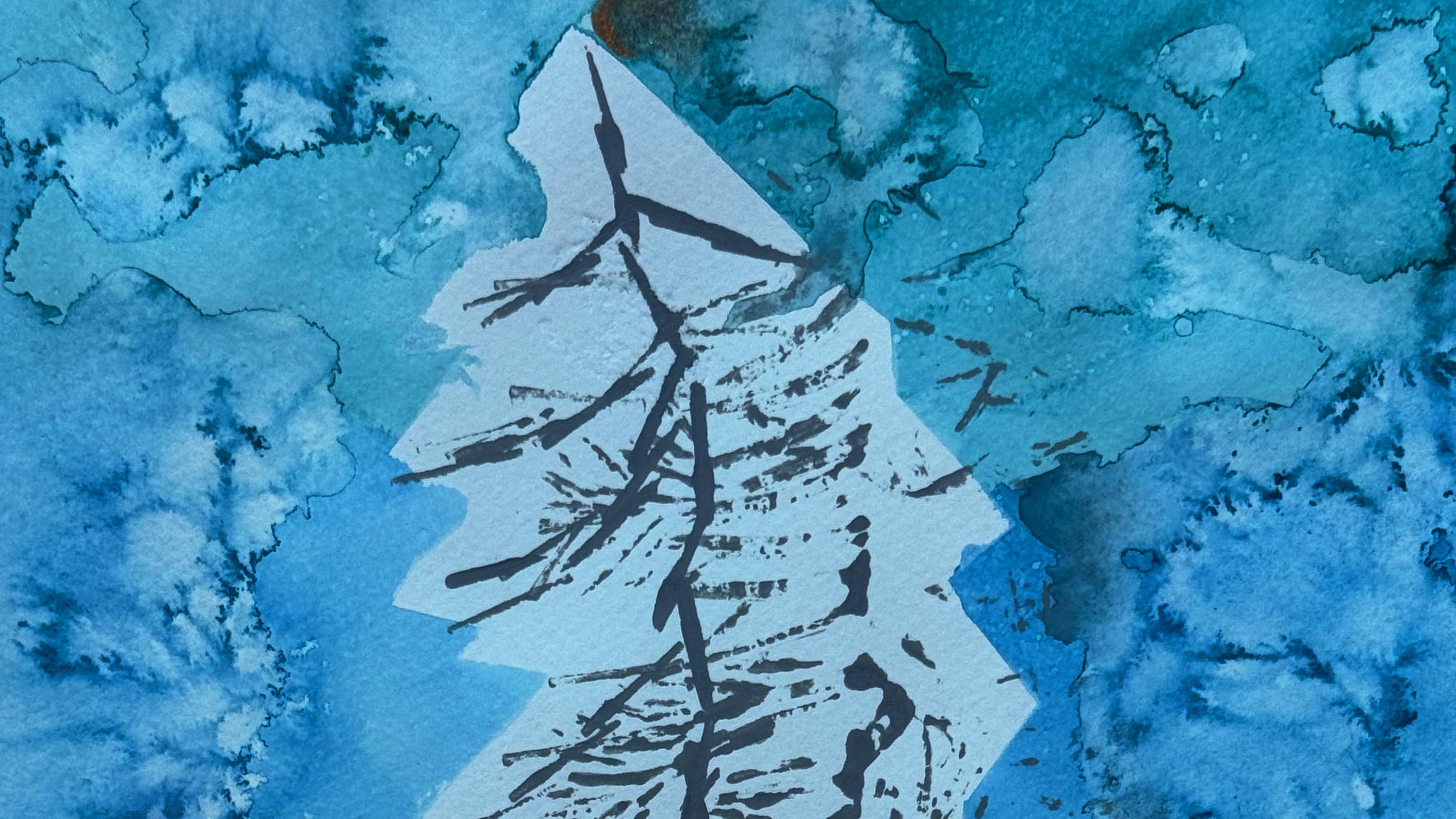 Blau eingefärbter Hintergrund mit Aquarelltechnik, mittig steht eine winterliche Tanne.