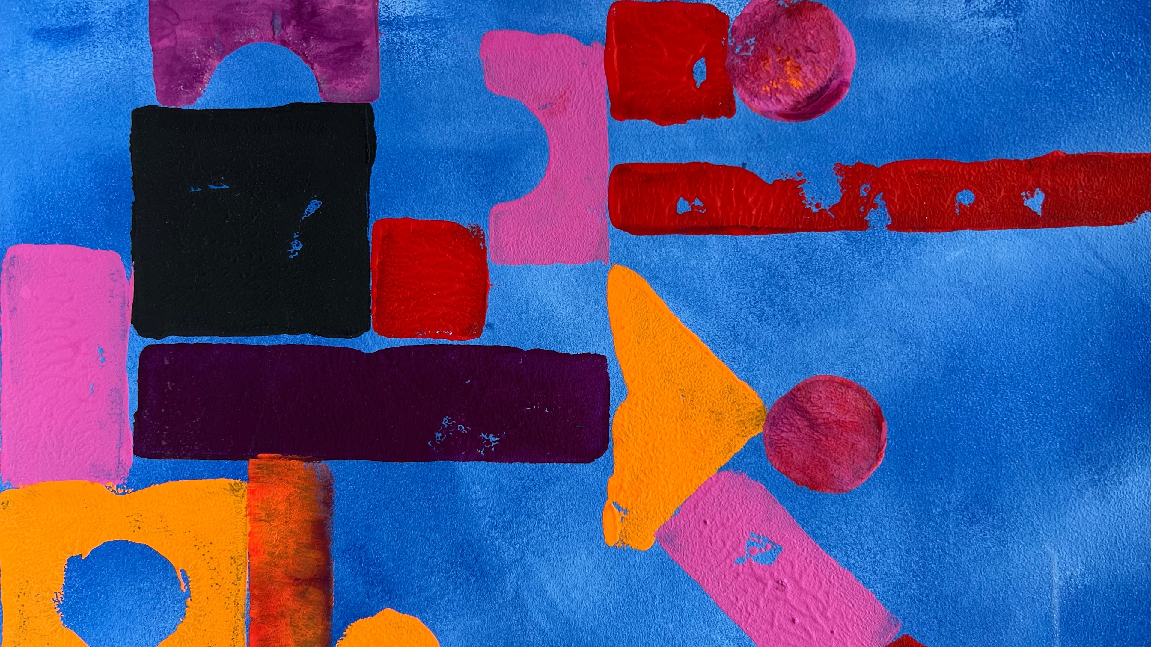 Zwei schwarze Vierecke auf blauem Hintergrund, weitere Formen in Gelb, Rosa und Rot, die wie Bausteine angeordnet sind.
